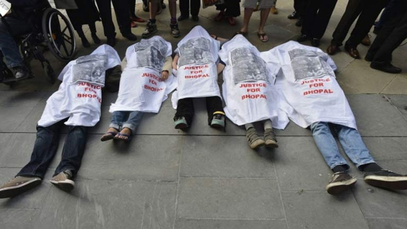 Amnistía Internacional denuncia que la empresa Dow sea uno de los patrocinadores de los Juegos Olímpicos. Esta empresa está relacionada con el escape de gas de la fábrica de pesticidas Union Carbide en 1984 en Bhopal, en la India.