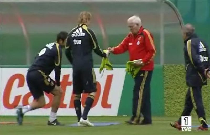  En el partidillo del jueves por la tarde, se pudo ver a Luis Aragonés entregando el peto de titular a Fernando Torres. Todo parece indicar que las diferencias expresadas en los últimos dos días entre ambos son agua pasada.