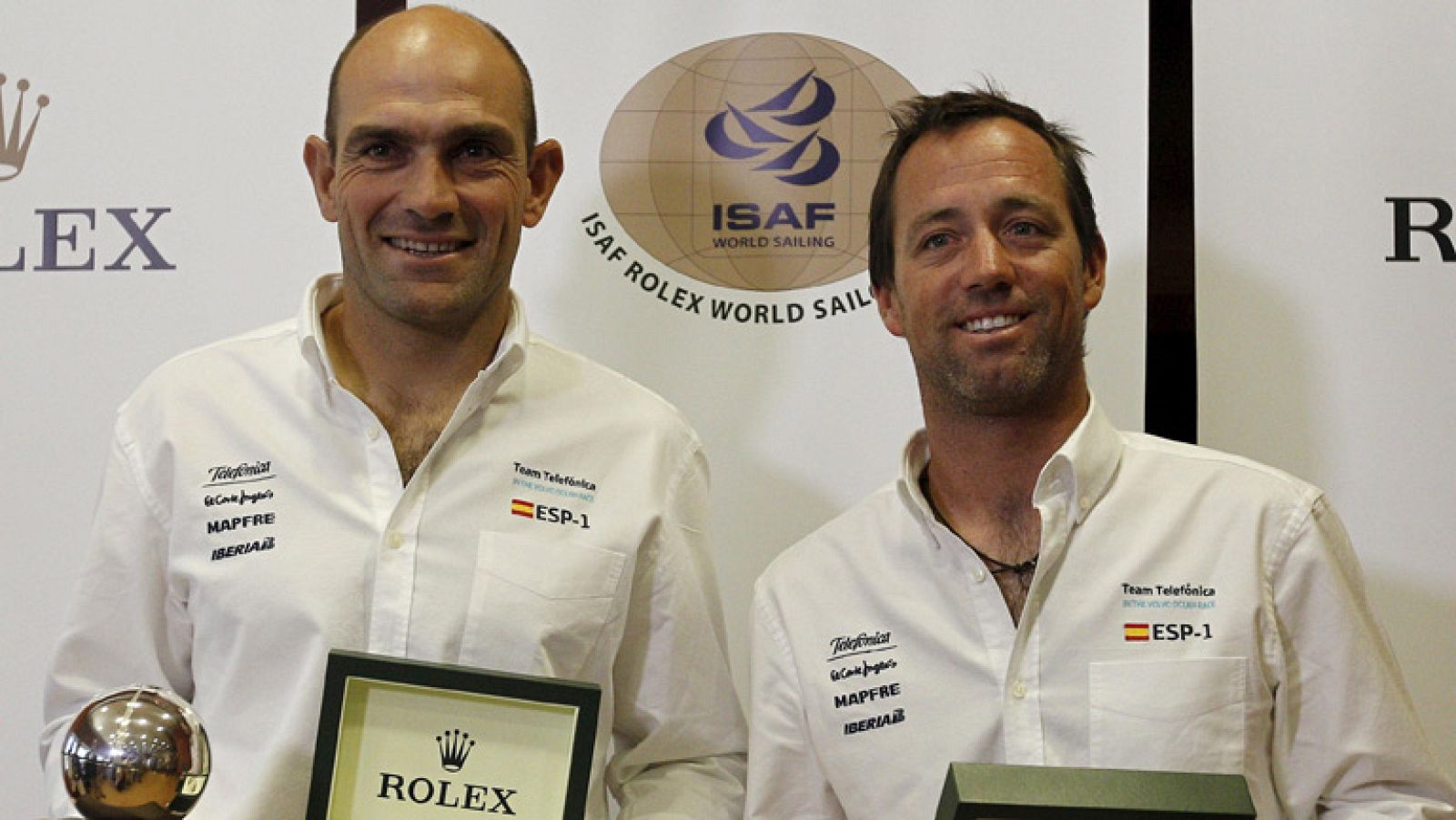 Por méritos olímpicos el escalafón dice que los regatistas Iker Martinez y Xavi Fernandez deberían abanderar a España. Pero han preferido renunciar, en este caso por problemas de calendario y de distancia, la sede de vela está a 200 kilómetros de Lon