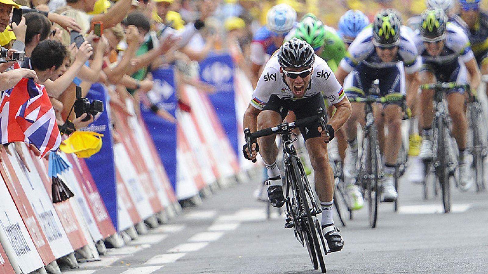 El británico Mark Cavendish (Sky) ganó hoy al esprint la decimoctava etapa del Tour 2012, mientras que su compatriota Bradley Wiggins (Sky) está a sólo dos jornadas de coronarse en París como el primer británico que gana la carrera gala.   Cavendish