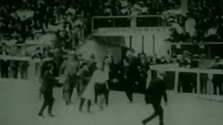 Telediario 1 - La Reina de Inglaterra amplió el maratón hasta los 42 km 195 metros