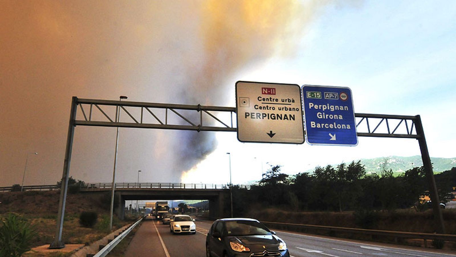 El fuego obliga a confinar a los vecinos de La Jonquera, Agullana y Capmany - Informativo 24h | Ver