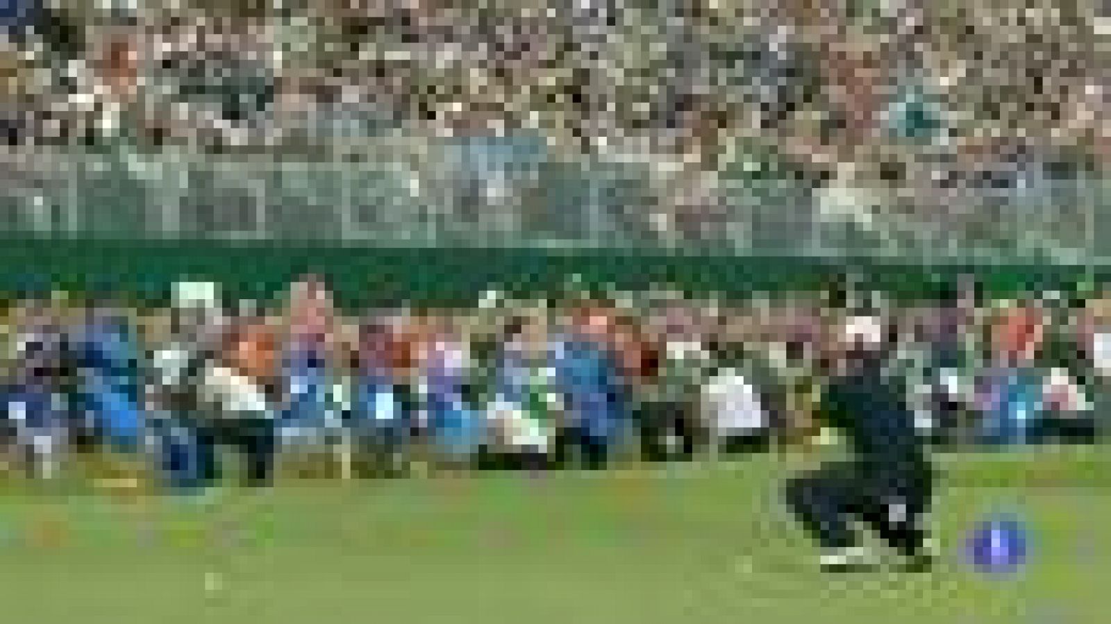 Sorpresón en el Open Británico de golf. Cuando todos los focos apuntaban ya como ganador al australiano Adam Scott, llegó sin hacer mucho ruido el veterano Ernie Elsp ara robarle la victoria en los últimos hoyos.