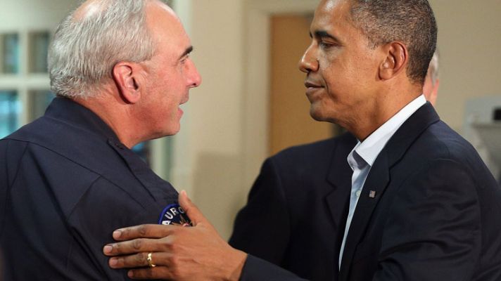 Telediario 1 - Obama con las víctimas de Denver