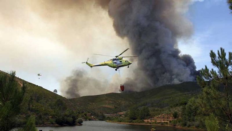700 hectáreas quemadas en las Hurdes y 37 desalojados en Cambrón