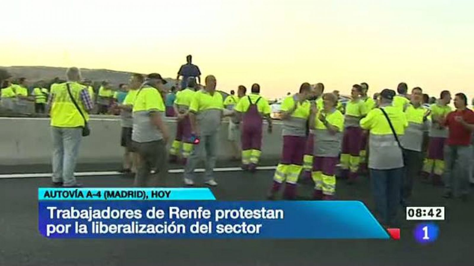 Telediario 1: Trabajadores de Renfe cortan la A-4 en Madrid para protestar por la liberalización del servicio ferroviario | RTVE Play