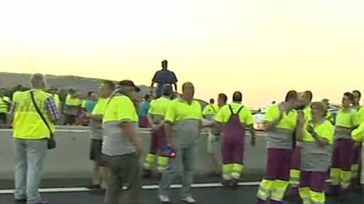 Telediario 1 - Trabajadores de Renfe cortan la A-4 en Madrid para protestar por la liberalización del servicio ferroviario