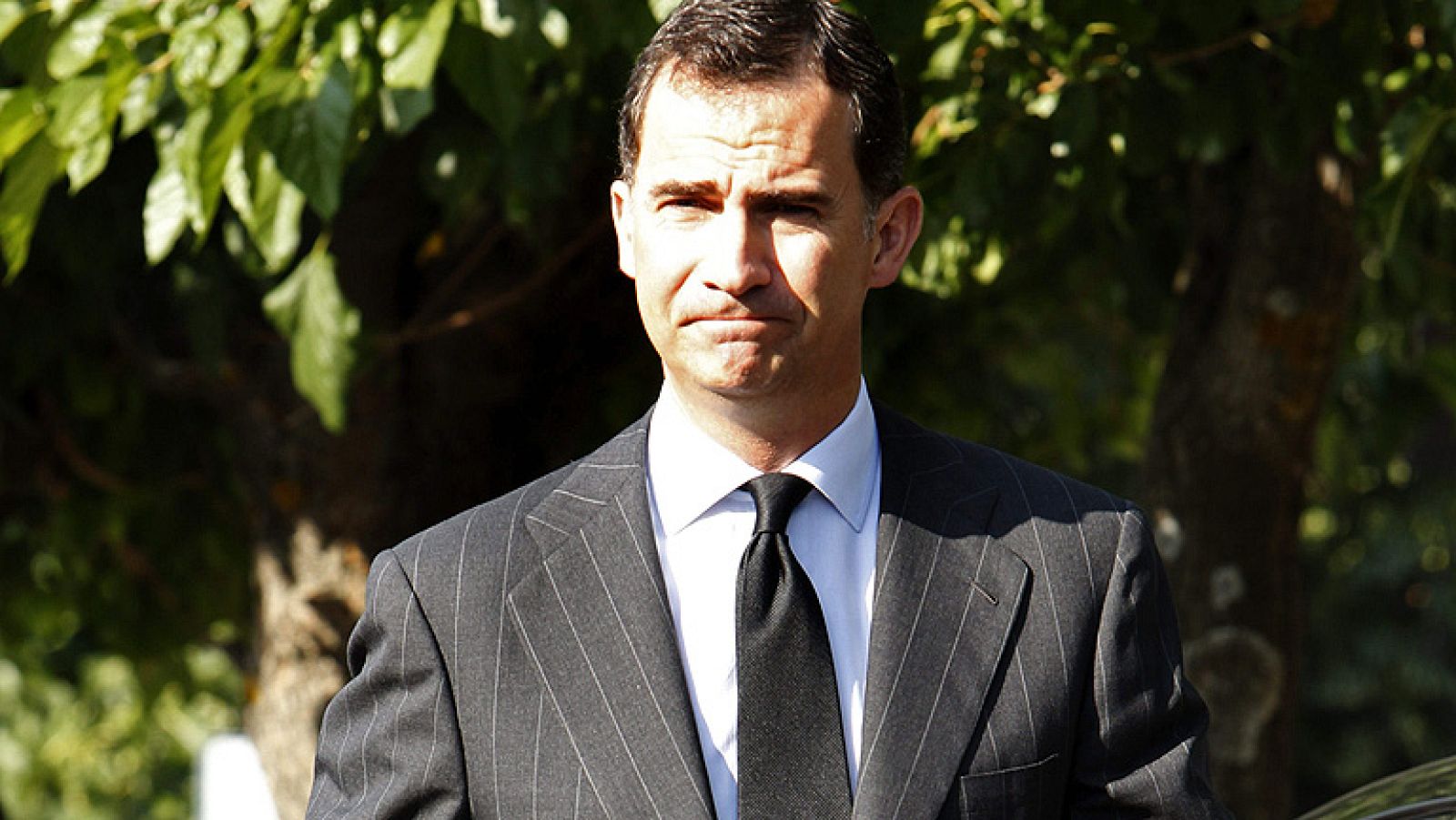 El príncipe Felipe acude a la capilla ardiente de Peces-Barba que estará instalada hasta mediodía - Informativo 24h | Ver