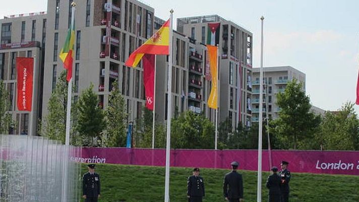 Telediario 1 - La bandera de España ya ondea en la Villa Olímpica de Londres 2012