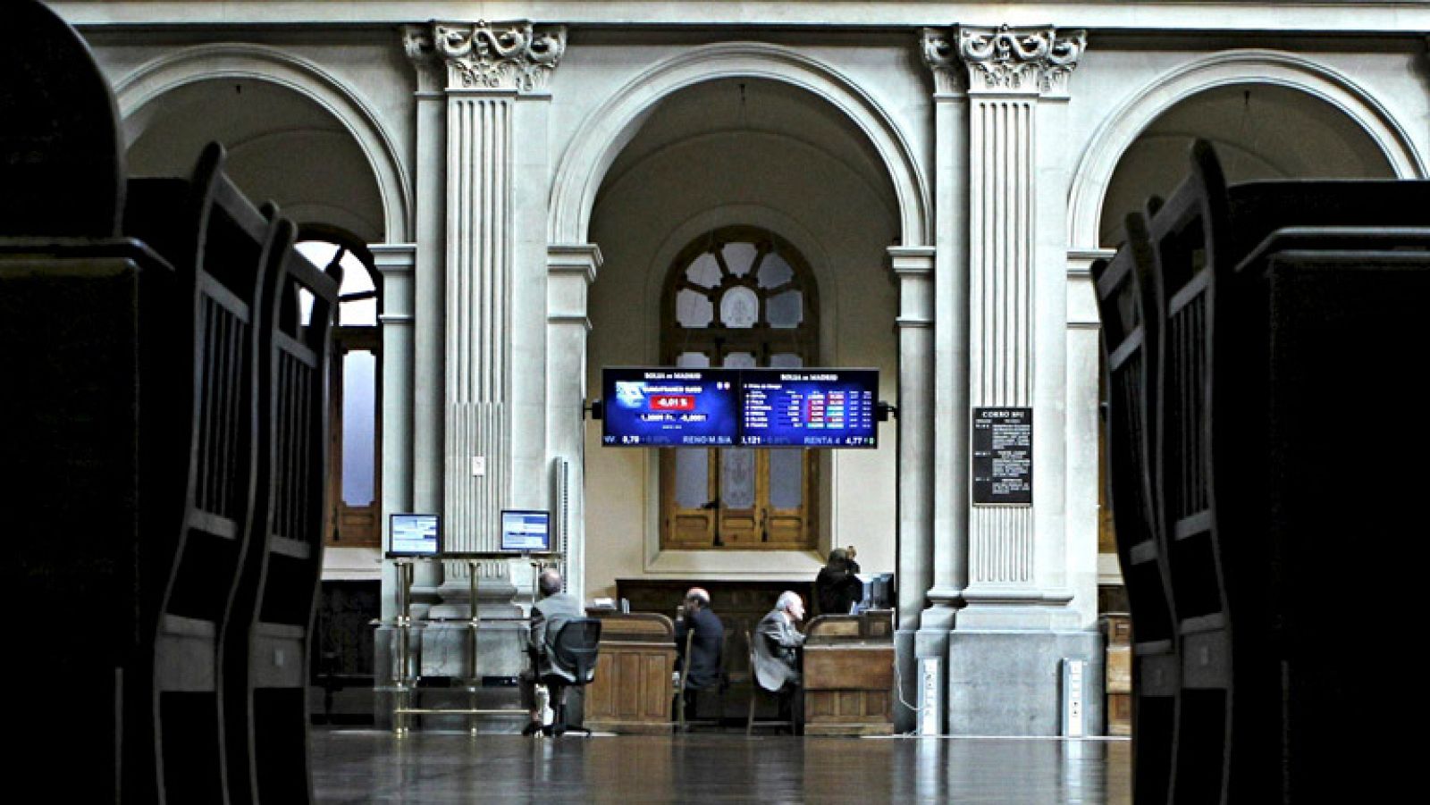 La prima española baja de 600 puntos y el bono cotiza por debajo del 7% | Ver