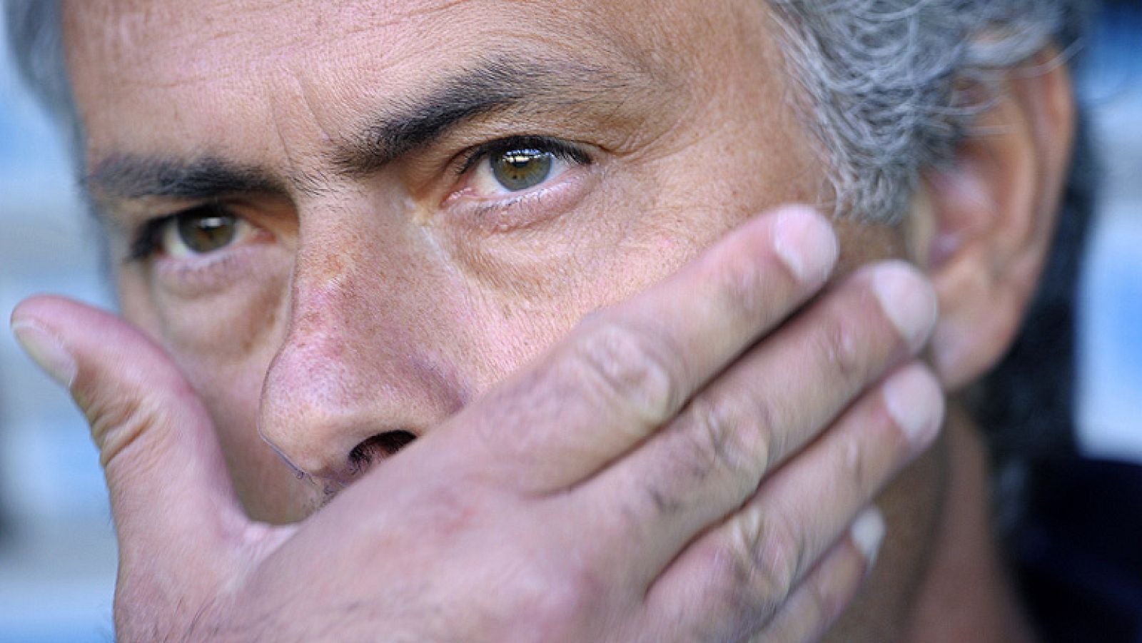 El entrenador del Real Madrid, Jose Mourinho, ha analizado los  posibles movimientos en su plantilla y ha reiterado que la  continuidad del brasileño Kaká está en el aire, que el club le está  buscando una salida a Nuri Sahin y que cuenta con el cant