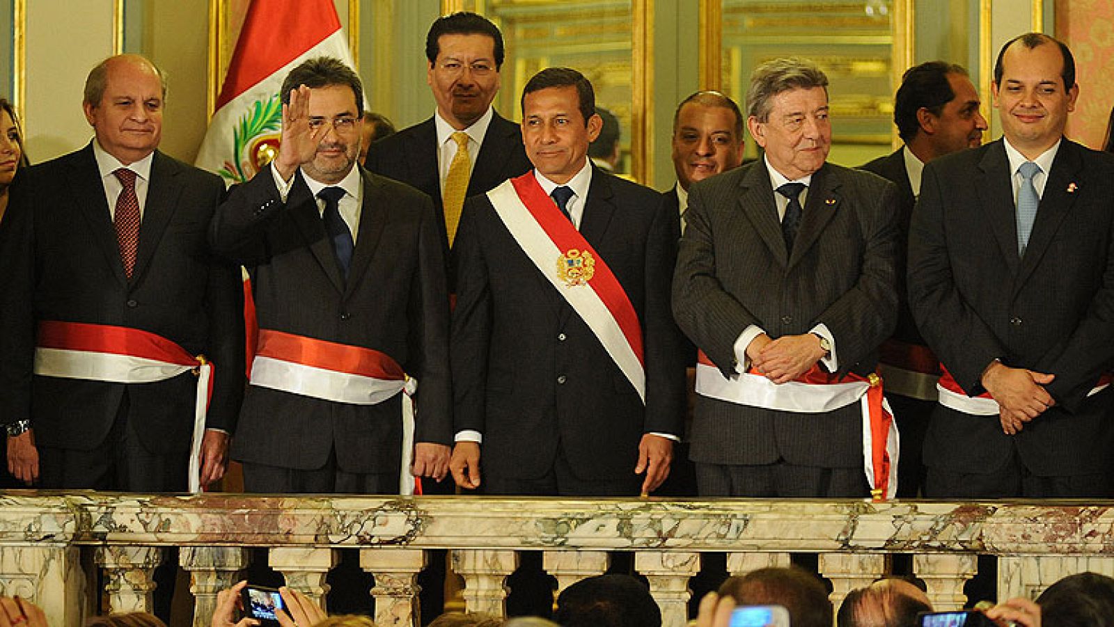 Ollanta Humala cumple un año en la Presidencia de Perú con una aprobación popular de tan sólo el 35%. Asediado por numerosos conflictos sociales, y a pesar de la buena marcha económica del país, esta misma semana se ha visto obligado a remodelar su gabinete por segunda vez. 