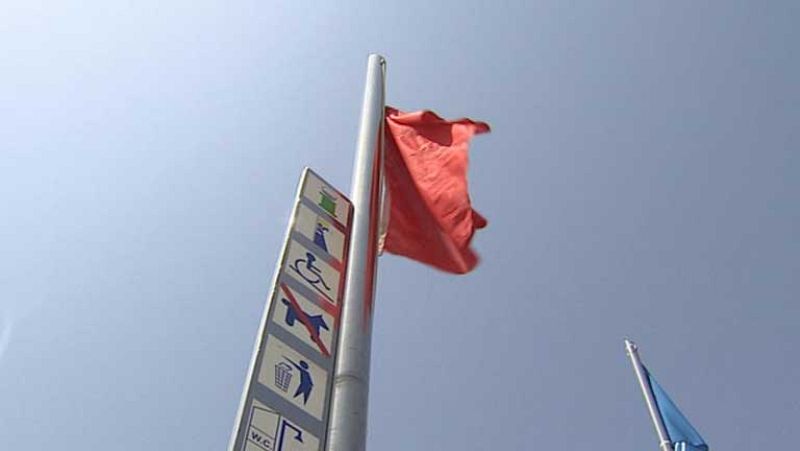 Multas a quienes se bañan con bandera roja