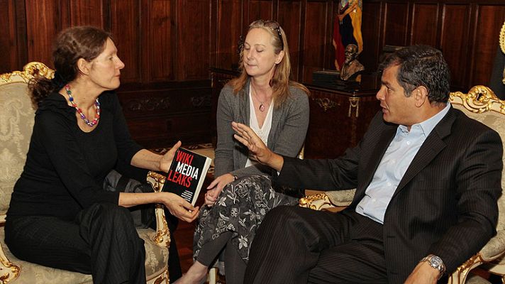  - Correa reitera a la madre de Assange que tomará decisión soberana sobre asilo