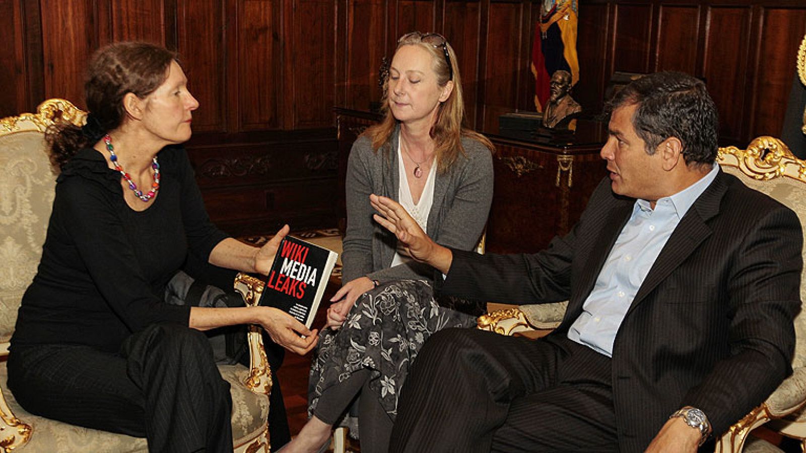 El presidente de Ecuador, Rafael Correa, reiteró hoy ante Christine Assange, madre de Julian Assange, fundador de WikiLeaks, que adoptará una decisión "soberana" sobre la petición de asilo político de su hijo, que espera la resolución del gobierno en la embajada del país andino en Londres.