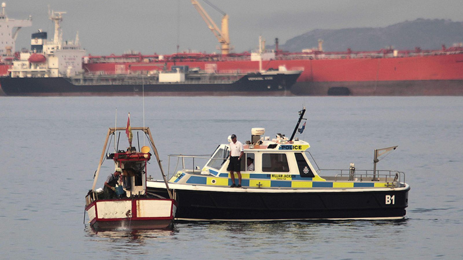 Los pescadores españoles podrán pescar en aguas próximas a Gibraltar desde el 16 de agosto hasta diciembre, según el acuerdo al que han llegado este viernes con el ministro principal del Peñón, Fabian Picardo, para solucionar un conflicto que comenzó hace cuatro meses. Este principio de acuerdo se ha alcanzado en la reunión que han mantenido los representantes del sector pesquero del Campo de Gibraltar con Fabian Picardo y parte de su gobierno. Se trata de una especie de tregua que se mantendrá hasta final de año, cuando tratarán de cerrar un acuerdo definitivo.