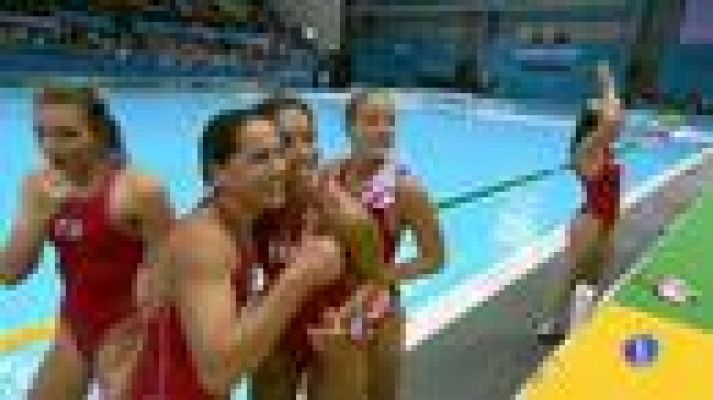 España, primera de grupo en waterpolo femenino