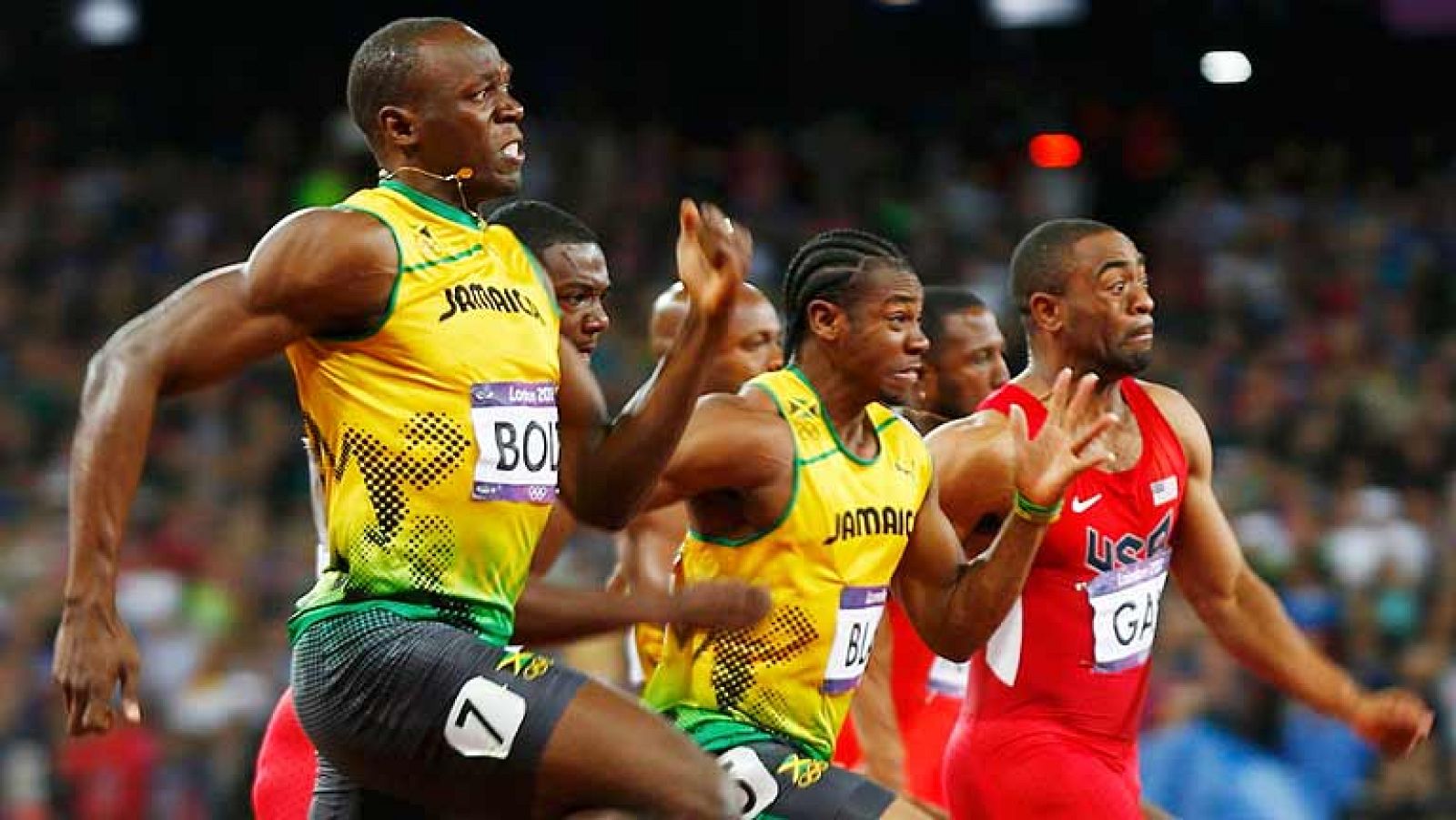  Usain Bolt se plantó en la salida con todo por demostrar. Con sus típicos gesto a cámara, en la grada estaba Carl Lewis para narrar la carrera de 100m, en la que corrían los cuatro hombres más rápidos de la historia. 