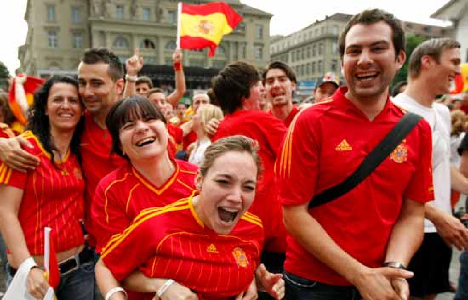 Miles de aficionados acuden a los entrenamientos de la selecció n en Neustift.