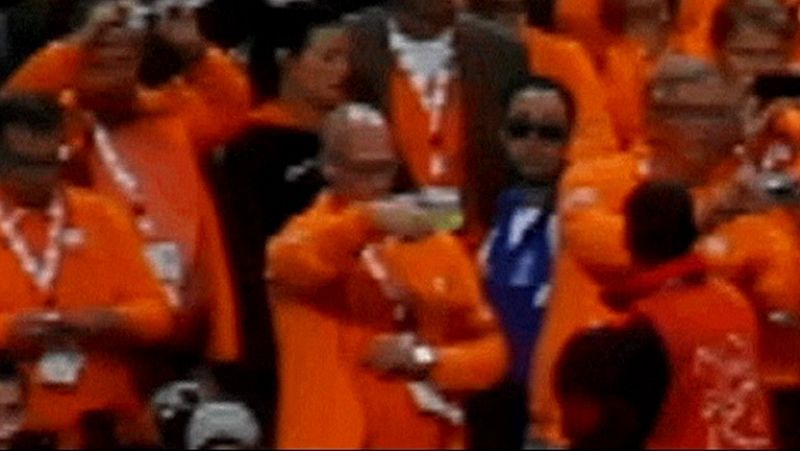 Mientras los ojos del mundo estaban puestos en la salida de la final de los 100 metros de los Juegos de Londres en la que Usain Bolt revalidó su título olímpico, un loco no tuvo mejor idea que lanzar a los atletas una botella de cerveza. 