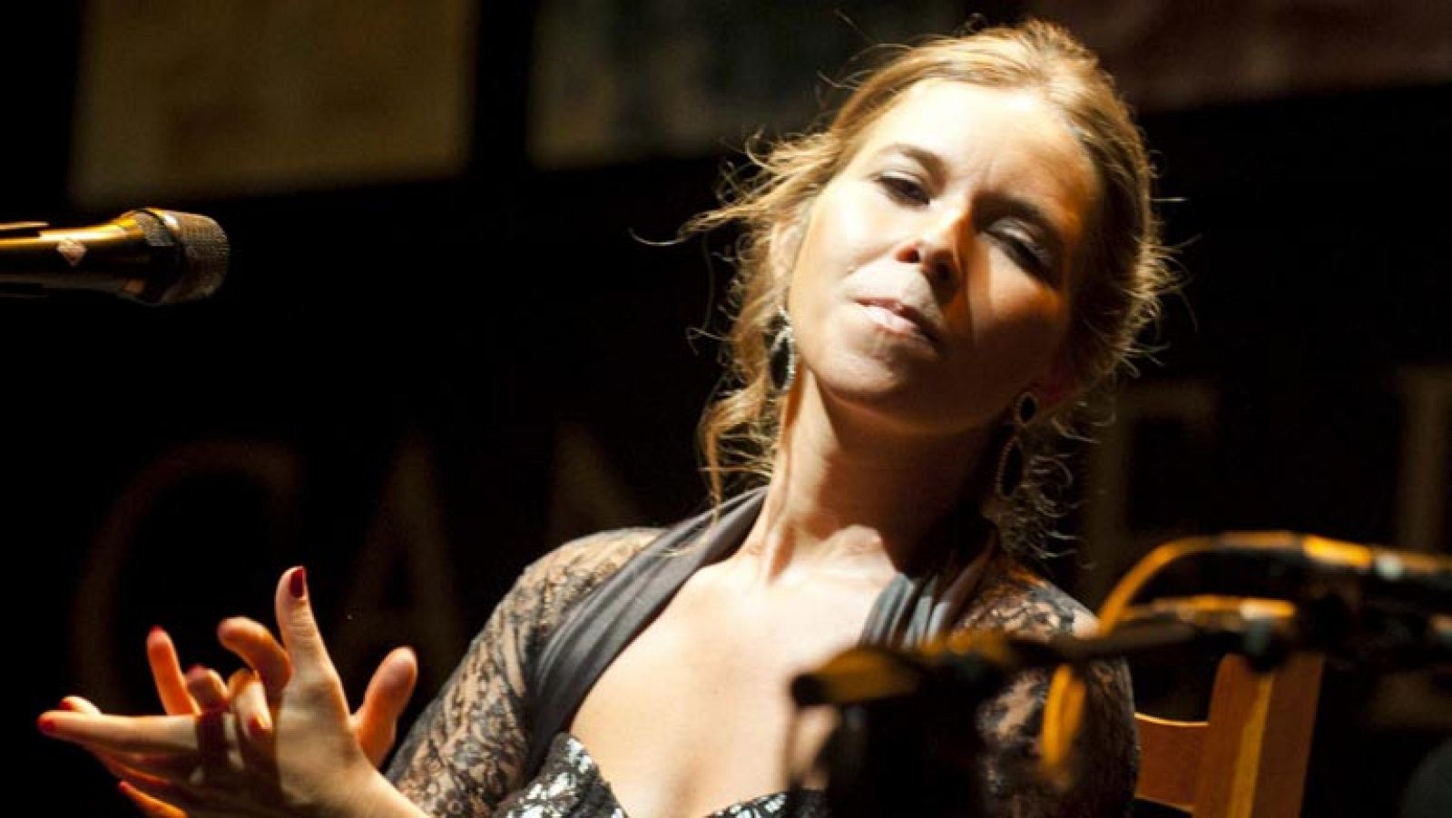 Rocío Márquez por malagueñas y abandolaos alumbrando el Mercado de La Unión