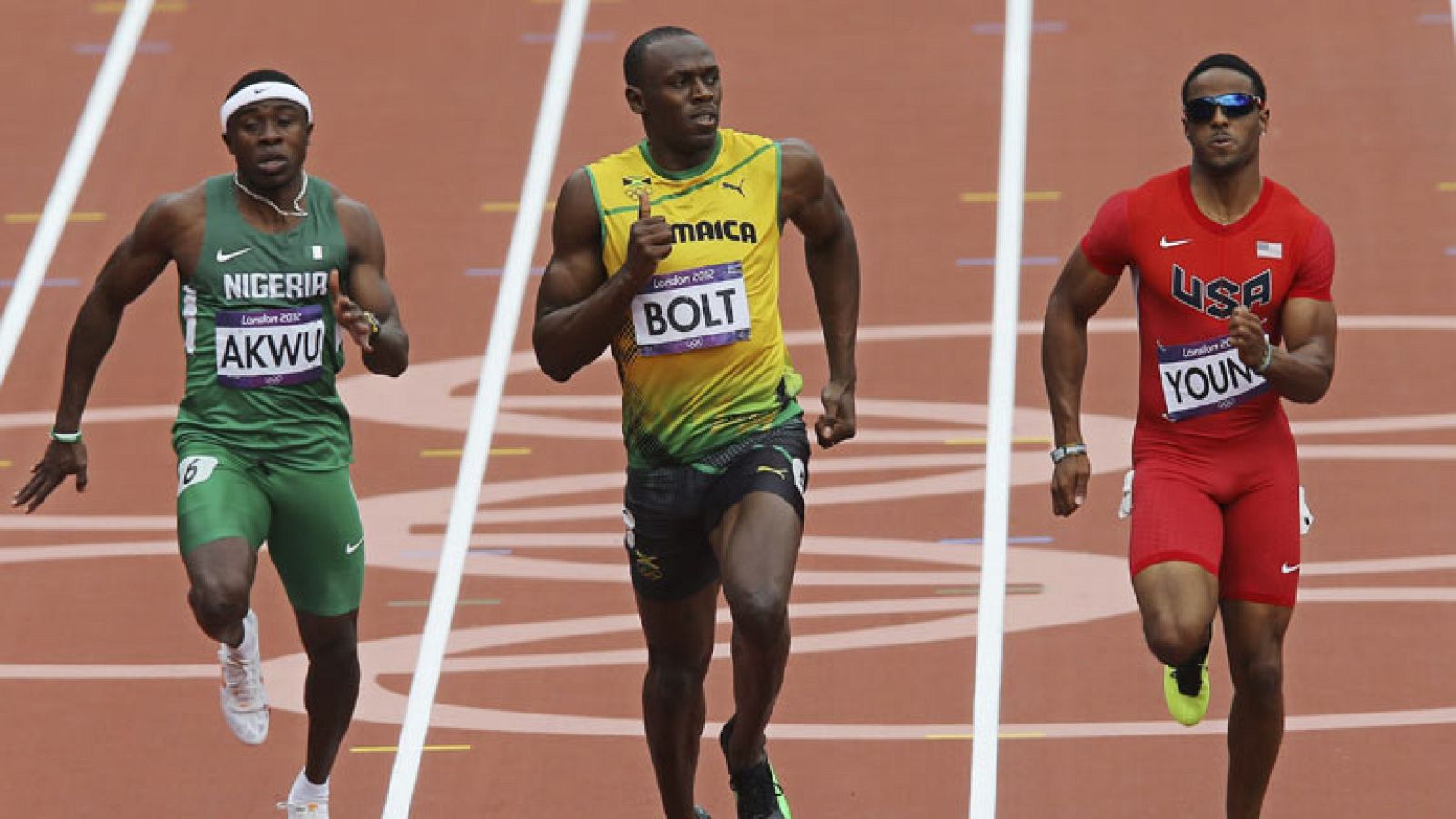 Bolt ha vuelto con éxito a la pista del estadio olímpico de Londres y ha ganado con comodidad su serie de 200 metros. La sorpresa ha sido la retirada del chino Liu Xang, favorito en los 110 metros vallas.