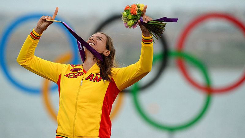 La windsurfista Marina Alabau ha conseguido colgarse la medalla de oro al imponerse en la categoría RS:X de vela con absoluta superioridad. Será la última medalla de oro de este deporte, que será relegado por el kite-surf en Río 2016.