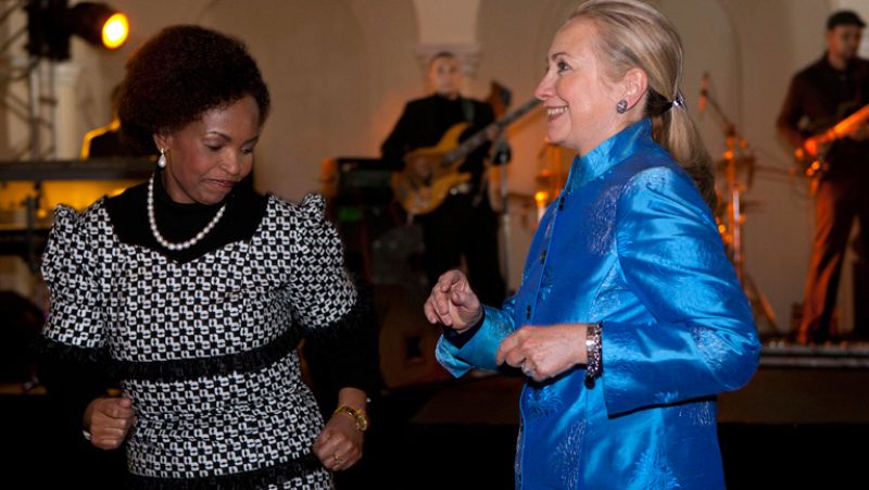 Hillary Clinton se mueve con ritmos africanos