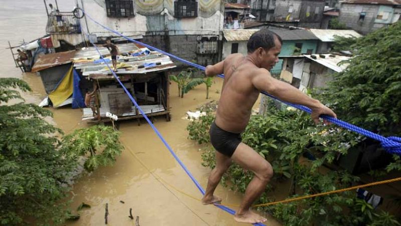 Dos tercios de Manila se encuentran bajo el agua