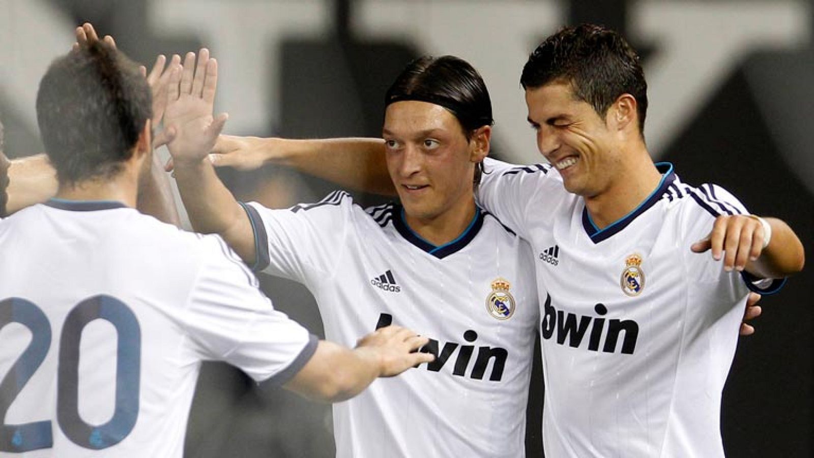 A 5.500 kilómetros de Londres, en Nueva York, gana el Madrid al Milán por  5-1. Cristiano Ronaldo y Di María lideraron la fiesta blanca en el estadio de beisbol de los Yankees.