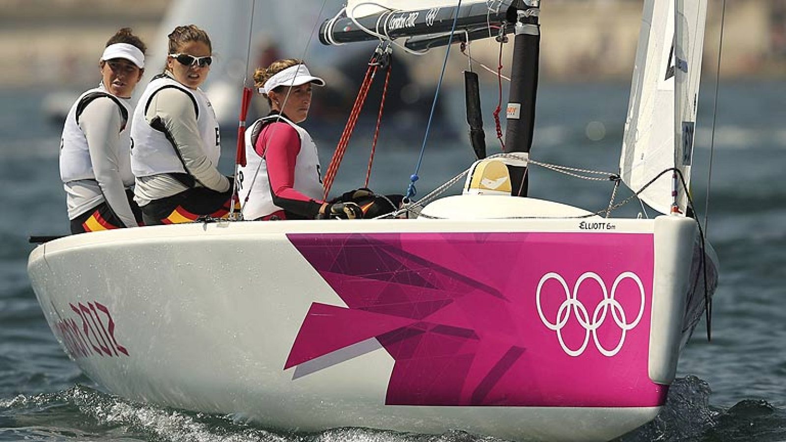 España disputará la final olímpica de Elliott este sábado contra Australia. Tamara Echegoyen, Sofía Toro y Angela Pumariega vencieron a Rusia en semifinales y han asegurado una nueva medalla para la vela nacional.