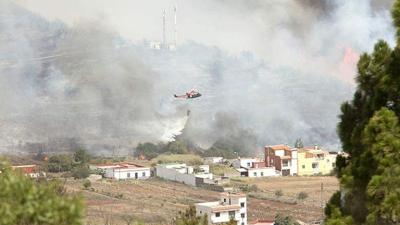 Se complican los incendios que afectan a La Gomera y Tenerife  