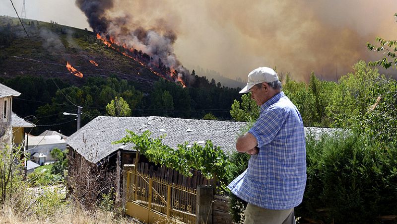 Más de diez incendios activos y entre ellos tres afectan a parques nacionales