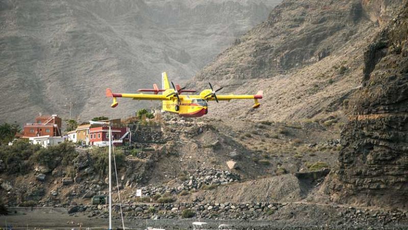 Cientos de hectáreas quemadas por los incendios y miles de afectados dormirán fuera de sus casas en toda España