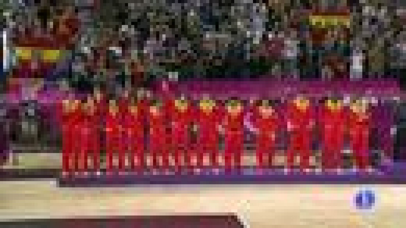 Telediario 1: España logra la plata ante Estados Unidos en una final de baloncesto donde acarició el oro | RTVE Play