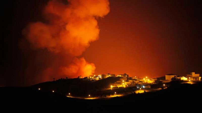 El fuego obliga a desalojar a más de 4.500 vecinos en La Gomera