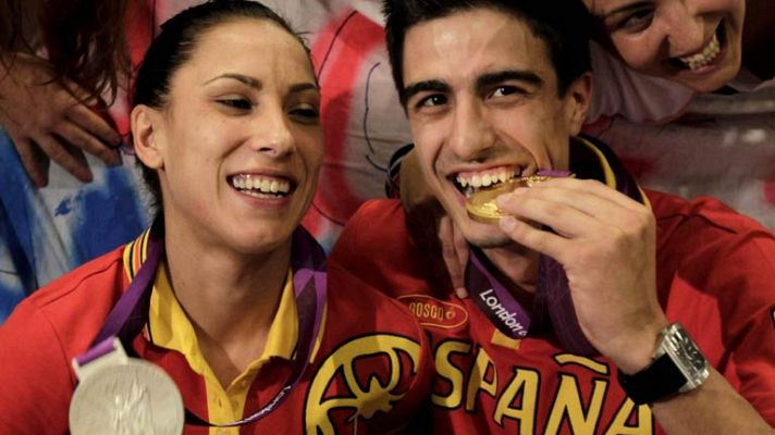 Telediario 1 - Numerosas muestras de cariño para la delegación española a su llegada