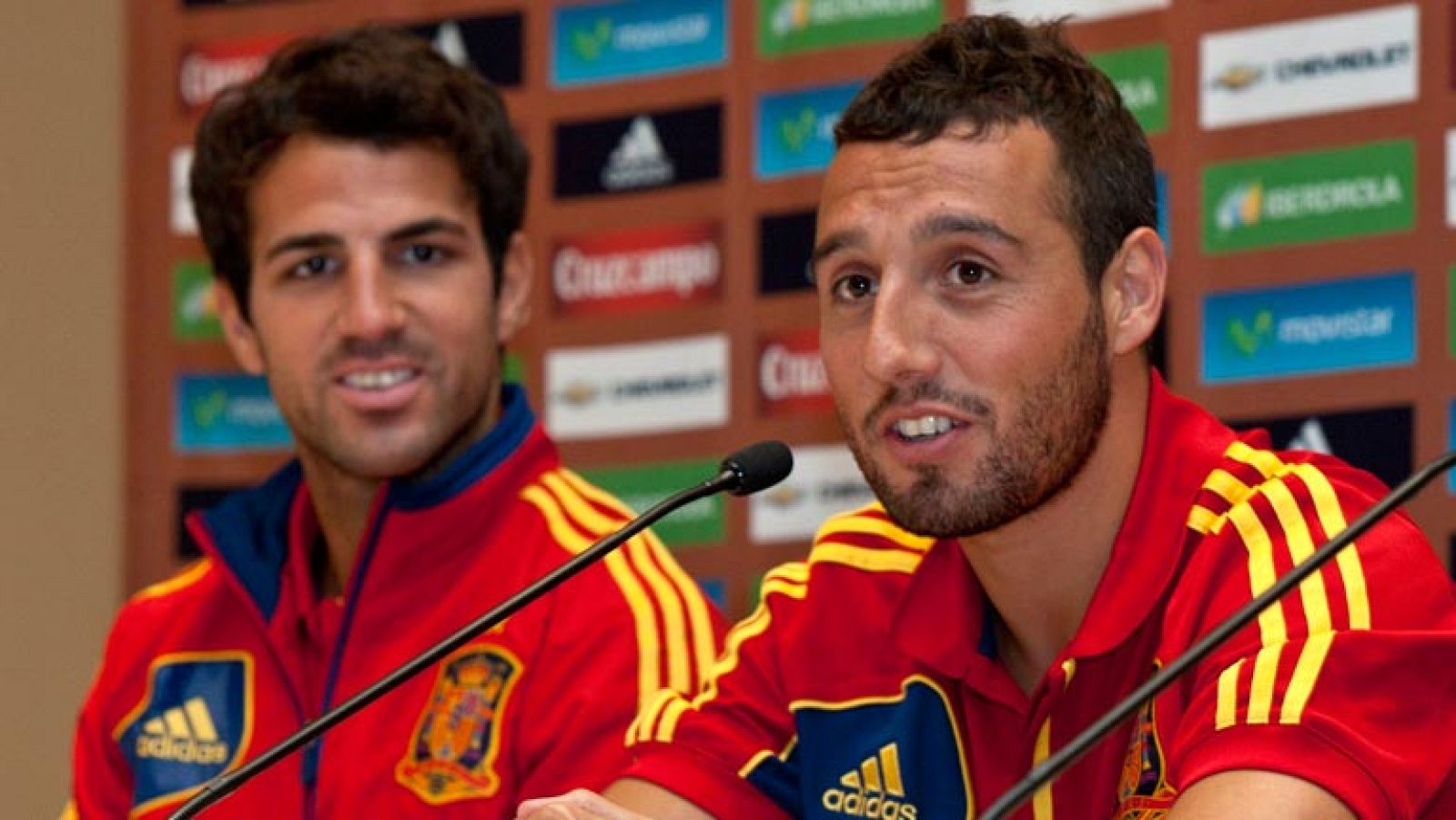 Fábregas le desea suerte a Cazorla en el Arsenal - Informativo 24h | Ver