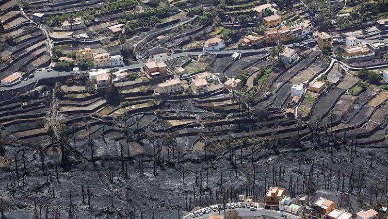 El incendio de La Gomera sigue sin estar estabilizado, aunque avanza más lento