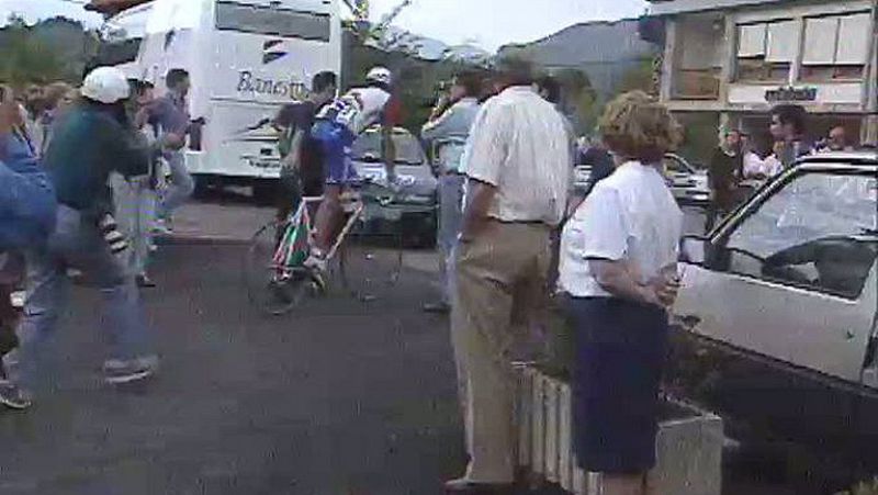 Miguel Indurain, cinco veces ganador del Tour de Francia, se baja de la bicicleta y abandona la edición de la Vuelta 1996. El ciclista navarro explicó los motivos de su retirada al TD2.