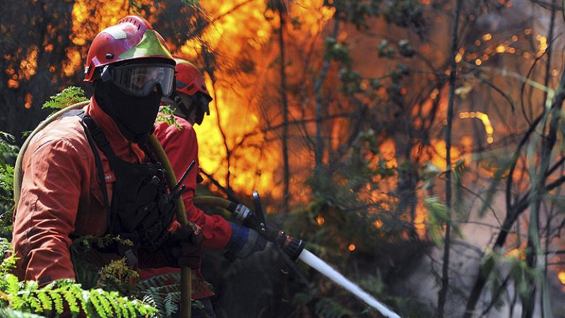 En La Gomera 1.100 vecinos desalojados y el fuego sin estabilizar