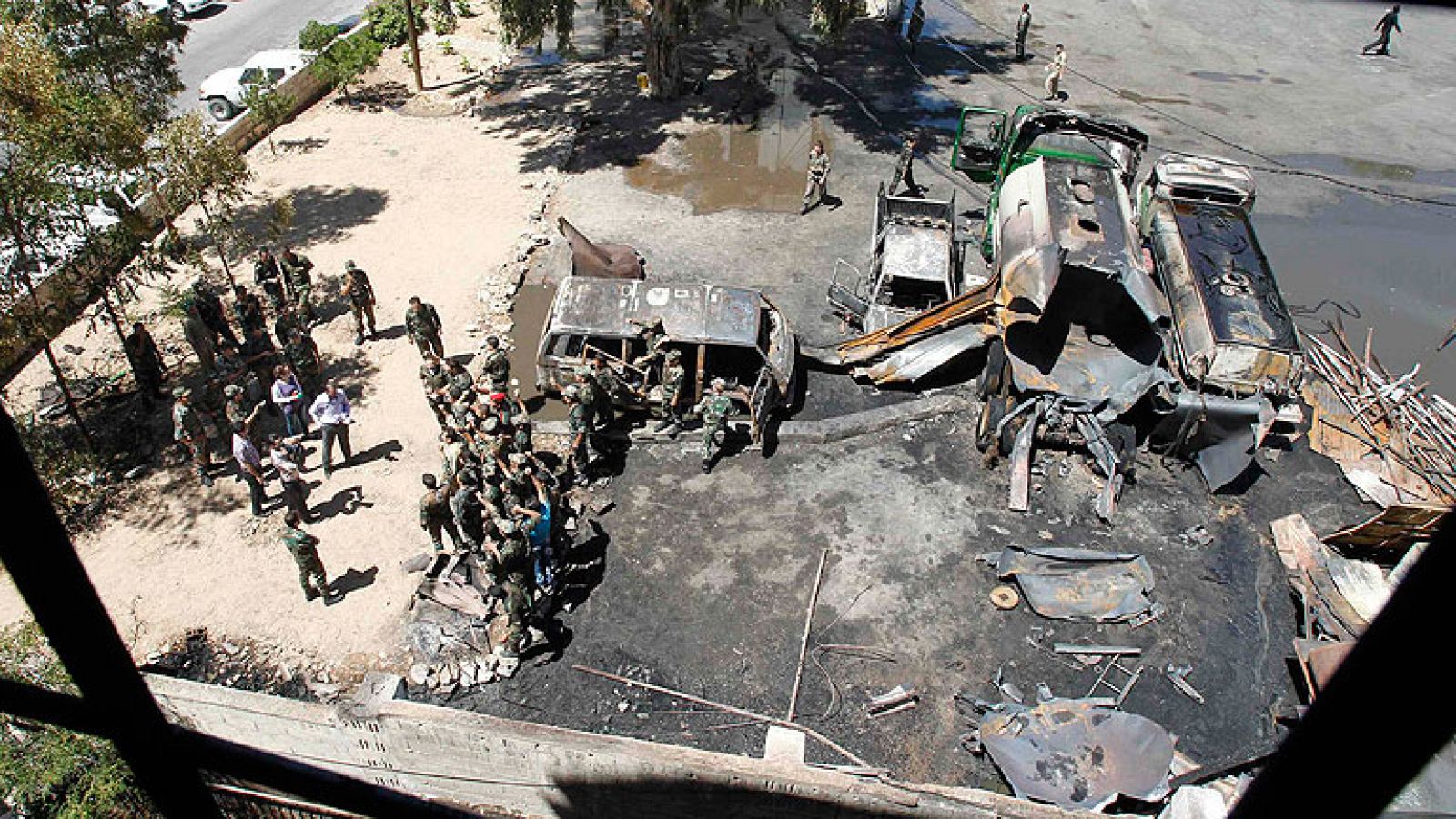  Las fuerzas leales al régimen sirio y los rebeldes se han enfrentado este miércoles cerca de la sede del Gobierno y de la embajada de Irán en el barrio de Mazzeh, en Damasco, según han informaron grupos opositores. Los enfrentamientos se han producido horas después de que se produjera un atentado cerca del hotel donde se hospedan los observadores de Naciones Unidas en Siria. 