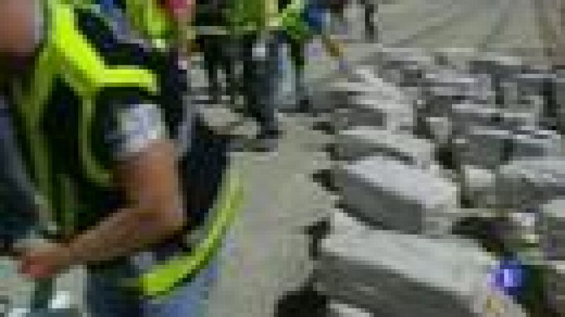 Los GEO abordan un barco en alta mar cargado con tres toneladas de cocaína | Ver