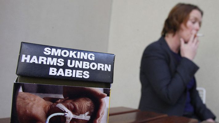 Telediario 1 - Un tribunal australiano rechaza los recursos de  las tabaqueras contra el empaquetado genérico