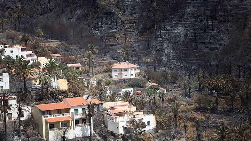 Sigue sin control el incendio de La Gomera aunque los vecinos han comenzado a regresar a sus casas