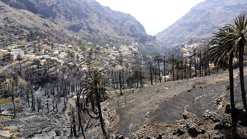 Continúa el trabajo para detener el fuego en La Gomera, 12 días después