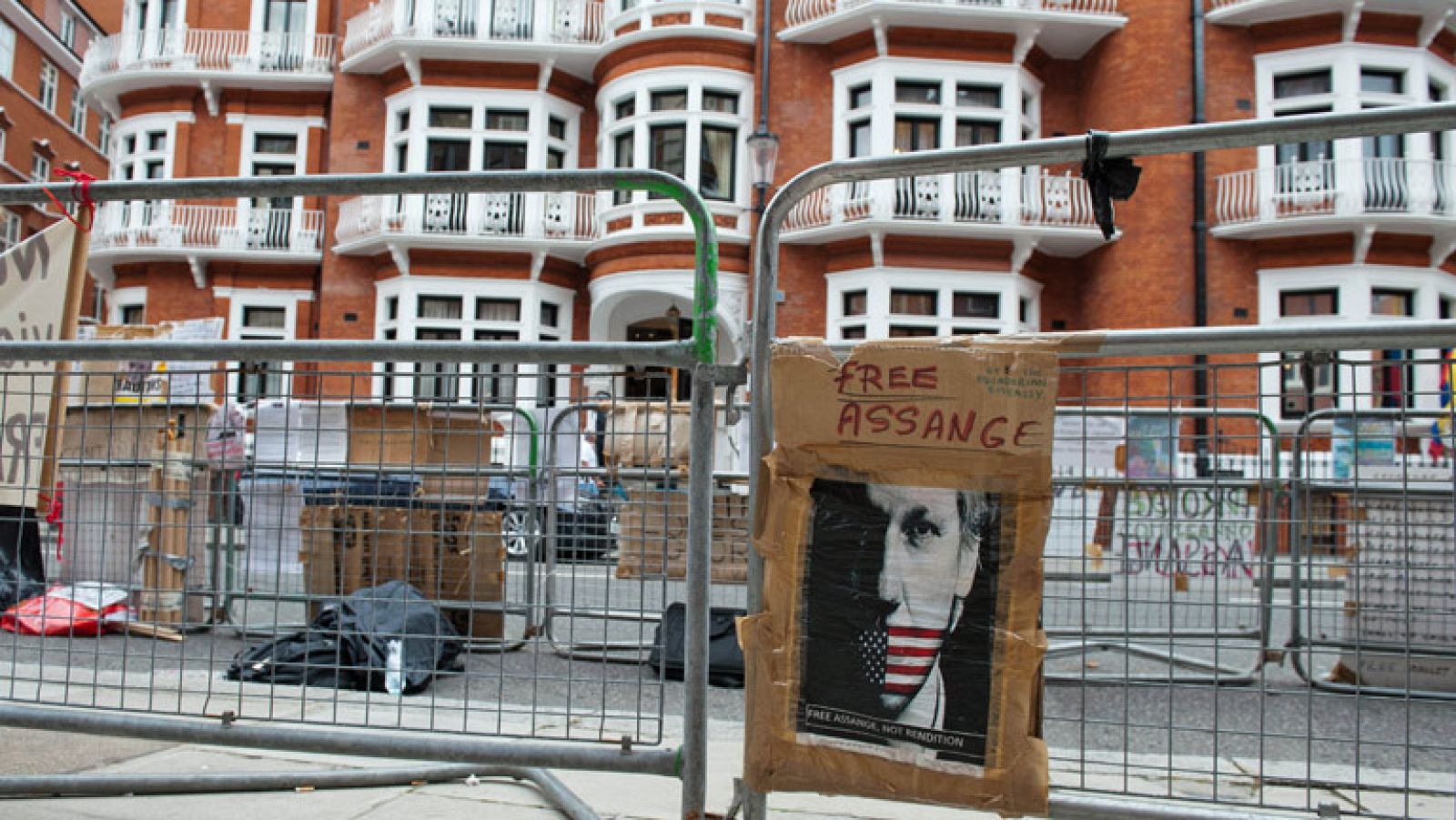 Ecuador rechaza las amenazas británicas de asaltar su embajada en Londres para detener a Assange