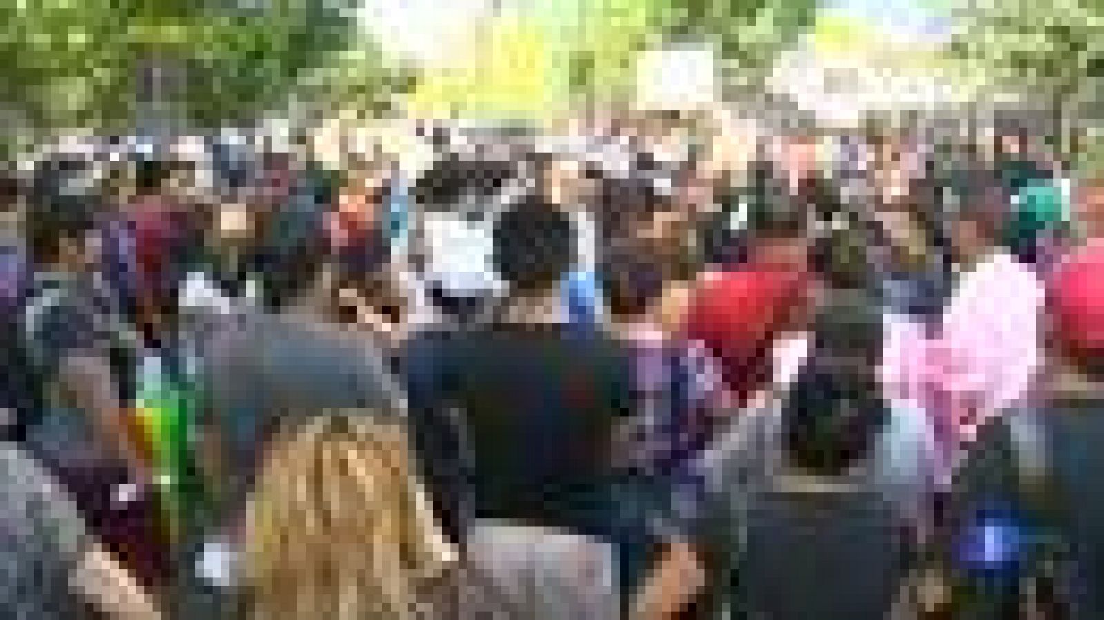 Largas colas de jóvenes inmigrantes sin papeles en Estados Unidos