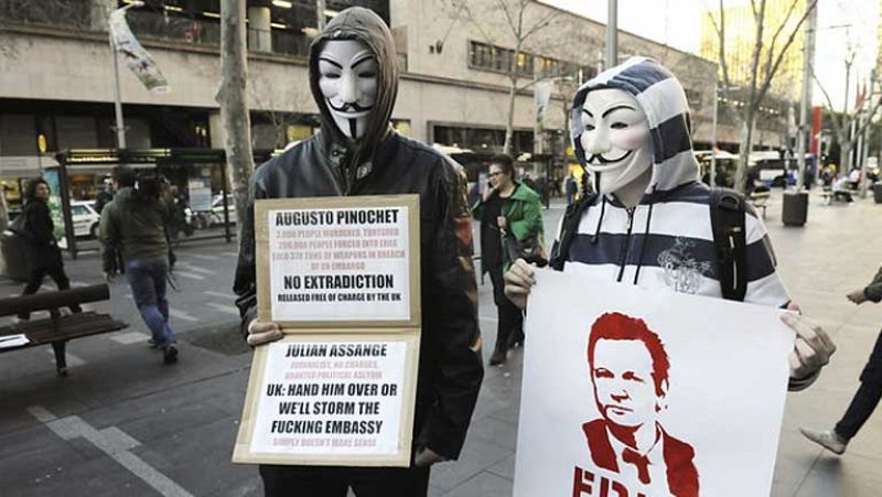 Assange podría ser arrestado si sale a las calles de Londres