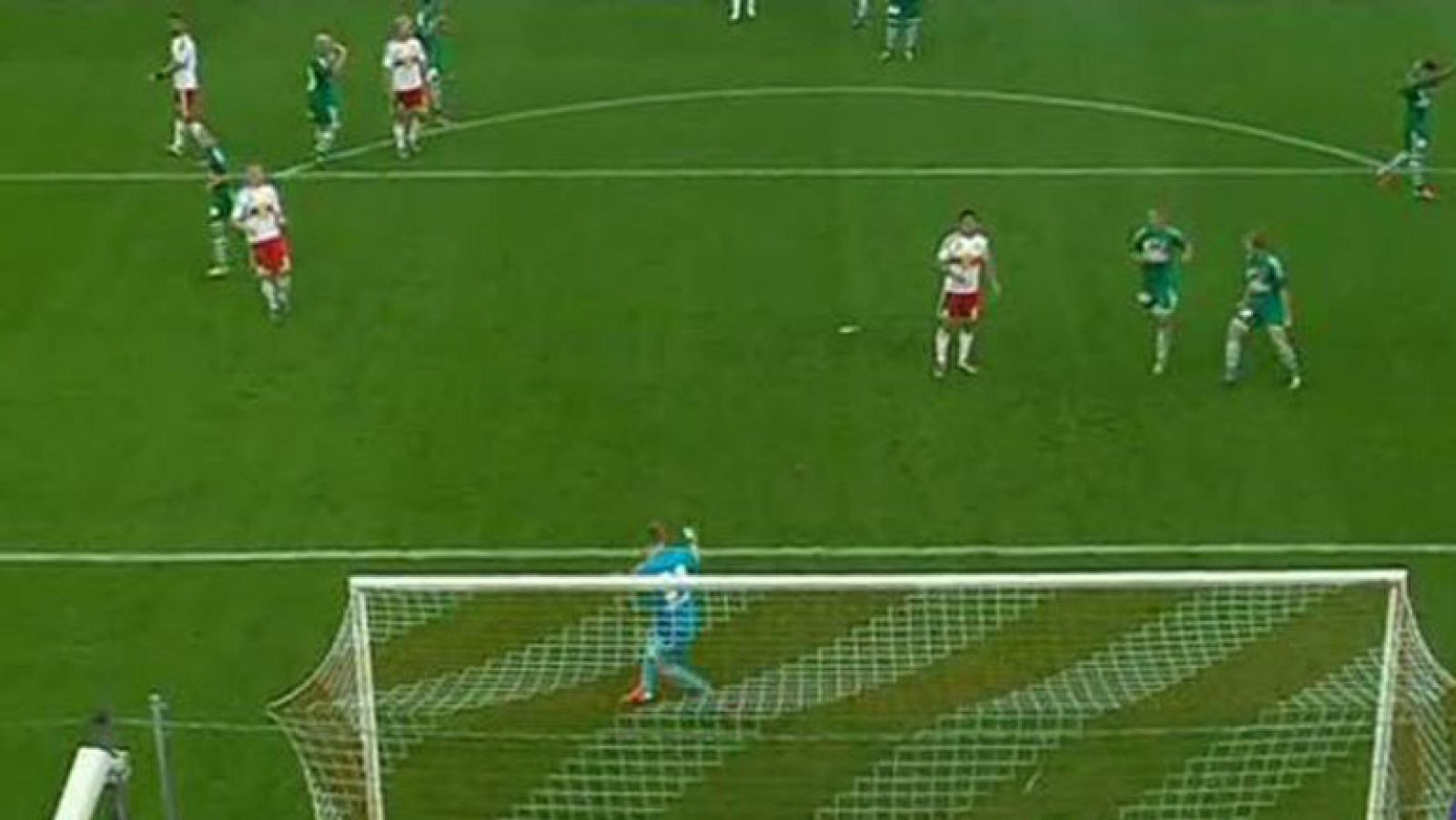 El jugador del Salzburgo, Jonathan Soriano, falló este penalti en la liga austriaca contra el Rapid de Viena. Un lanzamiento que se marchó muy, muy alto, a las nubes.